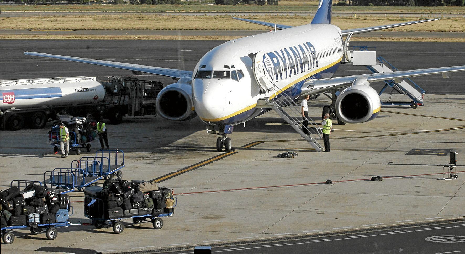 Un avin de Ryanair en el aeropuerto de Sevilla.
